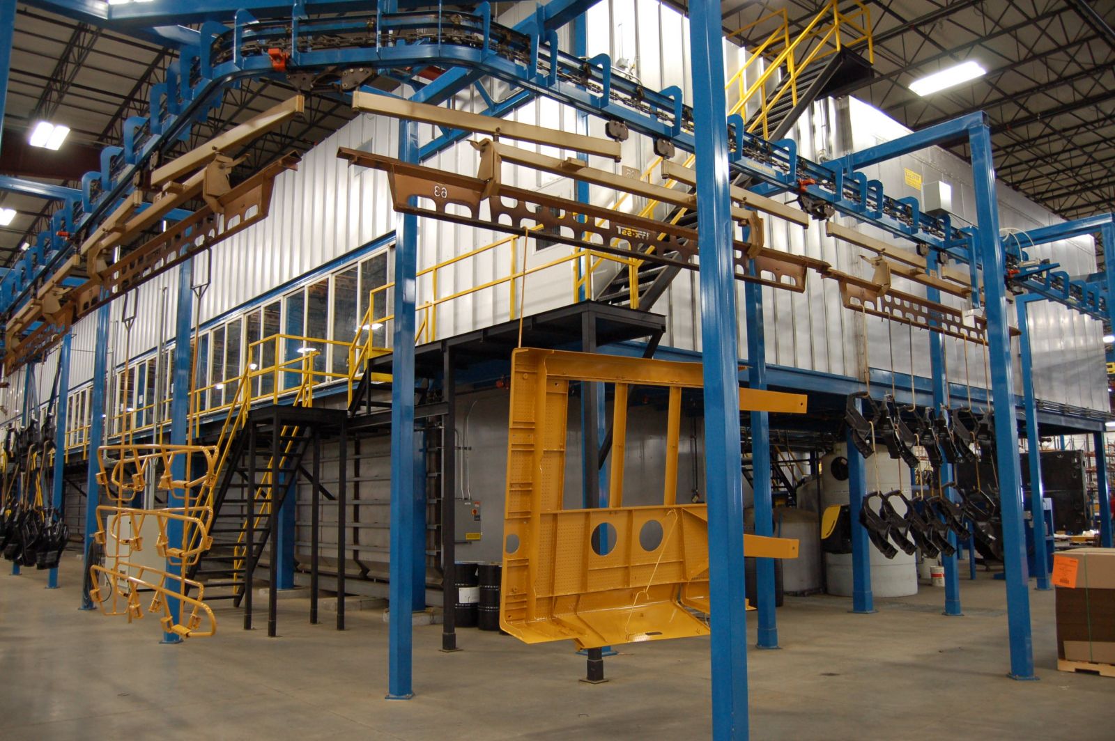  A power and free conveyor fully automates your manufacturing process and efficiently transfers product between manufacturing, finishing and final assembly/shipping areas. It can allow the load/unload to be stationary while the rest of the products that travel in the free track, remain in motion.